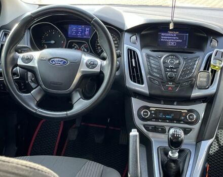 Красный Форд Фокус, объемом двигателя 1.6 л и пробегом 260 тыс. км за 8800 $, фото 1 на Automoto.ua