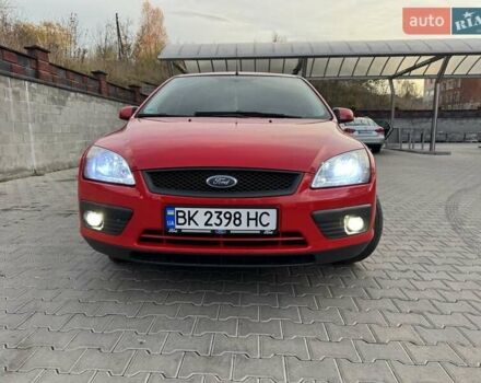 Красный Форд Фокус, объемом двигателя 1.6 л и пробегом 197 тыс. км за 4900 $, фото 1 на Automoto.ua