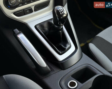 Желтый Форд Фокус, объемом двигателя 1.6 л и пробегом 181 тыс. км за 7500 $, фото 13 на Automoto.ua