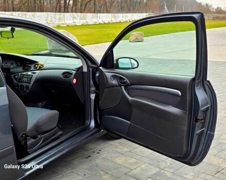 Серый Форд Фокус, объемом двигателя 1.8 л и пробегом 275 тыс. км за 1999 $, фото 6 на Automoto.ua