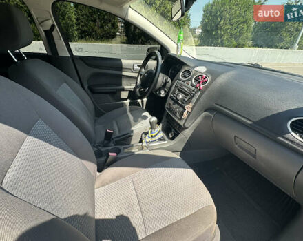 Серый Форд Фокус, объемом двигателя 1.6 л и пробегом 190 тыс. км за 4999 $, фото 5 на Automoto.ua