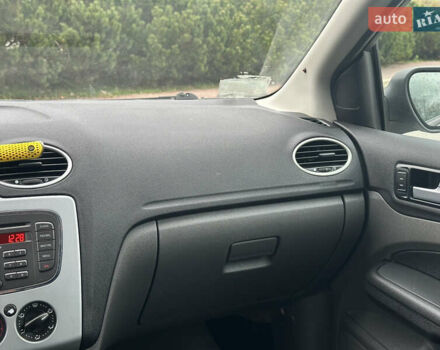 Серый Форд Фокус, объемом двигателя 1.6 л и пробегом 251 тыс. км за 4500 $, фото 30 на Automoto.ua