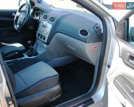 Серый Форд Фокус, объемом двигателя 1.6 л и пробегом 177 тыс. км за 5750 $, фото 13 на Automoto.ua