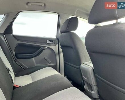 Сірий Форд Фокус, об'ємом двигуна 1.6 л та пробігом 138 тис. км за 5150 $, фото 27 на Automoto.ua