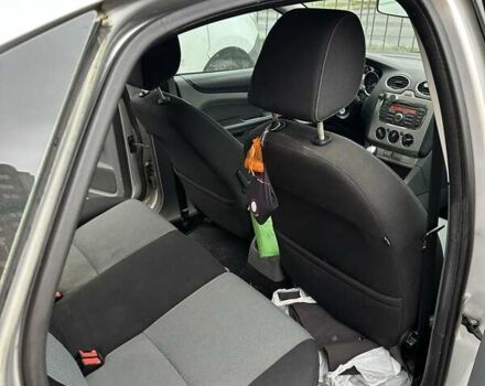 Серый Форд Фокус, объемом двигателя 1.6 л и пробегом 211 тыс. км за 5000 $, фото 5 на Automoto.ua