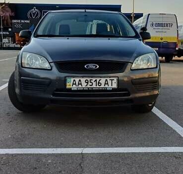 Серый Форд Фокус, объемом двигателя 1.4 л и пробегом 475 тыс. км за 3500 $, фото 2 на Automoto.ua