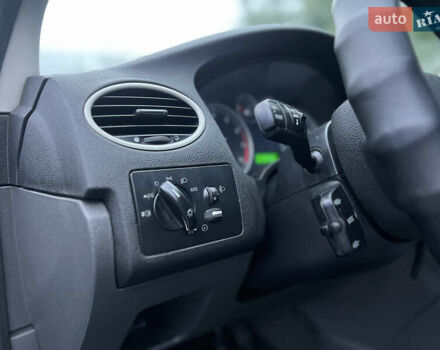 Серый Форд Фокус, объемом двигателя 1.6 л и пробегом 298 тыс. км за 2999 $, фото 31 на Automoto.ua