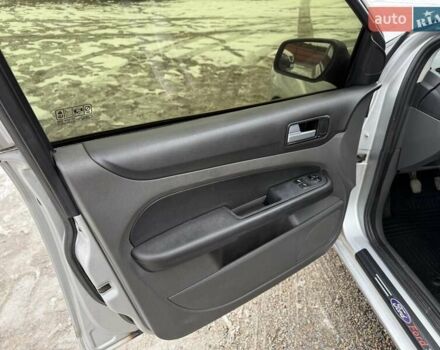 Серый Форд Фокус, объемом двигателя 1.6 л и пробегом 192 тыс. км за 4300 $, фото 6 на Automoto.ua