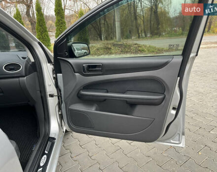 Сірий Форд Фокус, об'ємом двигуна 1.56 л та пробігом 319 тис. км за 3650 $, фото 32 на Automoto.ua