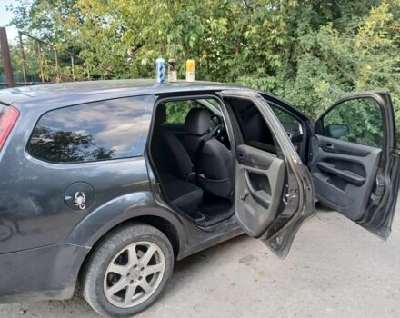 Серый Форд Фокус, объемом двигателя 2 л и пробегом 300 тыс. км за 1600 $, фото 1 на Automoto.ua