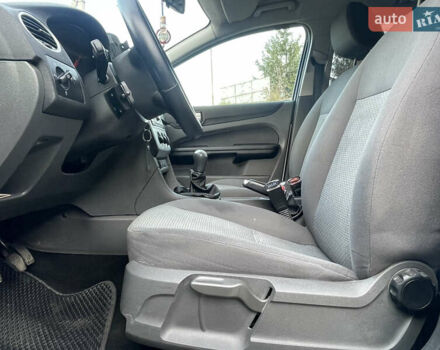 Серый Форд Фокус, объемом двигателя 1.6 л и пробегом 277 тыс. км за 4400 $, фото 6 на Automoto.ua