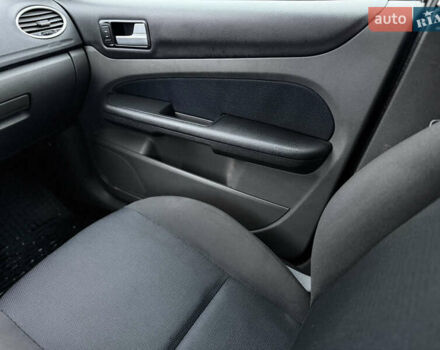 Серый Форд Фокус, объемом двигателя 1.8 л и пробегом 200 тыс. км за 4450 $, фото 58 на Automoto.ua