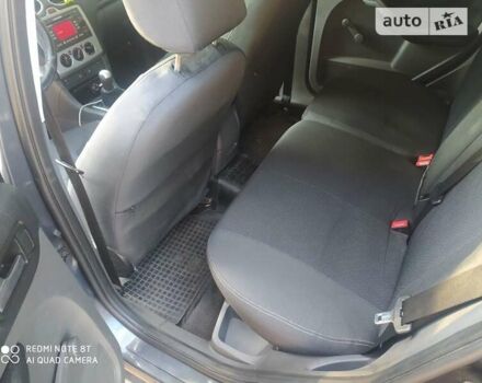 Серый Форд Фокус, объемом двигателя 1.6 л и пробегом 301 тыс. км за 3900 $, фото 4 на Automoto.ua