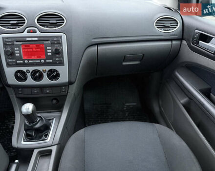 Сірий Форд Фокус, об'ємом двигуна 1.8 л та пробігом 200 тис. км за 4200 $, фото 53 на Automoto.ua