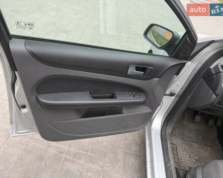 Серый Форд Фокус, объемом двигателя 1.6 л и пробегом 270 тыс. км за 3500 $, фото 6 на Automoto.ua