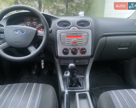 Серый Форд Фокус, объемом двигателя 1.6 л и пробегом 228 тыс. км за 4650 $, фото 26 на Automoto.ua