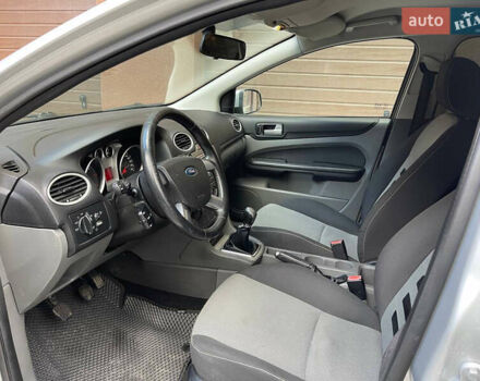 Серый Форд Фокус, объемом двигателя 1.6 л и пробегом 264 тыс. км за 3900 $, фото 12 на Automoto.ua