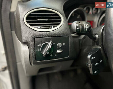 Серый Форд Фокус, объемом двигателя 1.6 л и пробегом 264 тыс. км за 3900 $, фото 11 на Automoto.ua