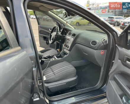 Серый Форд Фокус, объемом двигателя 1.6 л и пробегом 315 тыс. км за 5600 $, фото 7 на Automoto.ua