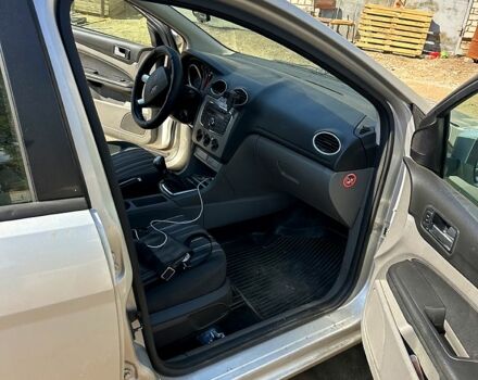 Серый Форд Фокус, объемом двигателя 1.6 л и пробегом 225 тыс. км за 4600 $, фото 1 на Automoto.ua