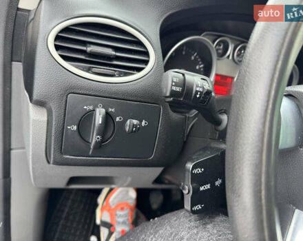 Сірий Форд Фокус, об'ємом двигуна 1.6 л та пробігом 175 тис. км за 4850 $, фото 32 на Automoto.ua