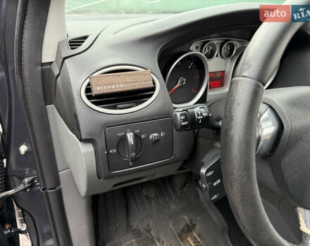 Серый Форд Фокус, объемом двигателя 1.6 л и пробегом 224 тыс. км за 4200 $, фото 23 на Automoto.ua