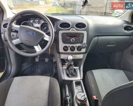 Серый Форд Фокус, объемом двигателя 1.6 л и пробегом 261 тыс. км за 5500 $, фото 5 на Automoto.ua