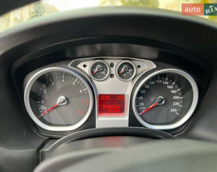 Серый Форд Фокус, объемом двигателя 1.6 л и пробегом 273 тыс. км за 4000 $, фото 5 на Automoto.ua