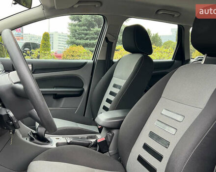 Серый Форд Фокус, объемом двигателя 1.56 л и пробегом 175 тыс. км за 5400 $, фото 8 на Automoto.ua