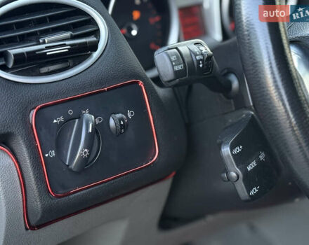 Серый Форд Фокус, объемом двигателя 1.8 л и пробегом 266 тыс. км за 5300 $, фото 7 на Automoto.ua