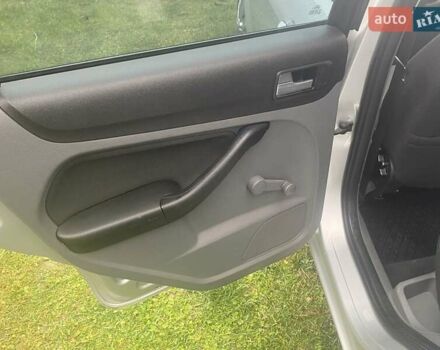 Серый Форд Фокус, объемом двигателя 1.8 л и пробегом 299 тыс. км за 6900 $, фото 7 на Automoto.ua