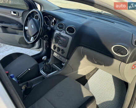 Серый Форд Фокус, объемом двигателя 1.6 л и пробегом 324 тыс. км за 5500 $, фото 9 на Automoto.ua