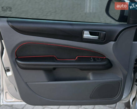 Серый Форд Фокус, объемом двигателя 1.8 л и пробегом 266 тыс. км за 5300 $, фото 6 на Automoto.ua