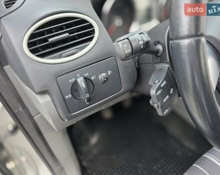 Серый Форд Фокус, объемом двигателя 1.6 л и пробегом 237 тыс. км за 5400 $, фото 3 на Automoto.ua