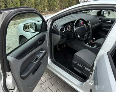 Серый Форд Фокус, объемом двигателя 1.56 л и пробегом 325 тыс. км за 5500 $, фото 7 на Automoto.ua