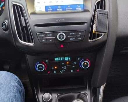 Серый Форд Фокус, объемом двигателя 1.5 л и пробегом 235 тыс. км за 9400 $, фото 3 на Automoto.ua