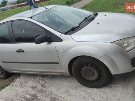 Серый Форд Фокус, объемом двигателя 1.6 л и пробегом 335 тыс. км за 3990 $, фото 1 на Automoto.ua