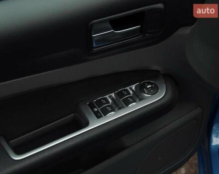 Синій Форд Фокус, об'ємом двигуна 2 л та пробігом 108 тис. км за 8500 $, фото 5 на Automoto.ua