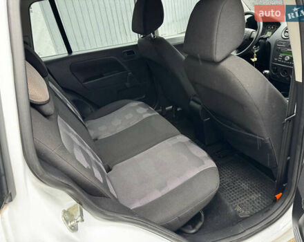 Білий Форд Фьюжен, об'ємом двигуна 1.4 л та пробігом 151 тис. км за 6500 $, фото 14 на Automoto.ua