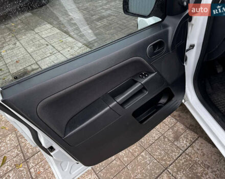 Білий Форд Фьюжен, об'ємом двигуна 1.4 л та пробігом 151 тис. км за 6500 $, фото 8 на Automoto.ua