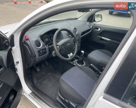 Белый Форд Фьюжн, объемом двигателя 1.6 л и пробегом 252 тыс. км за 4500 $, фото 6 на Automoto.ua