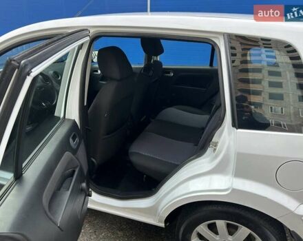 Белый Форд Фьюжн, объемом двигателя 1.6 л и пробегом 130 тыс. км за 5700 $, фото 7 на Automoto.ua