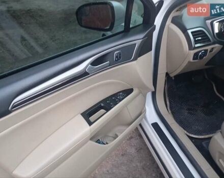 Білий Форд Фьюжен, об'ємом двигуна 2 л та пробігом 163 тис. км за 10700 $, фото 4 на Automoto.ua