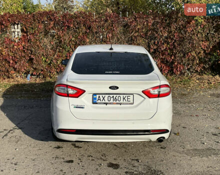 Білий Форд Фьюжен, об'ємом двигуна 2 л та пробігом 176 тис. км за 12000 $, фото 4 на Automoto.ua
