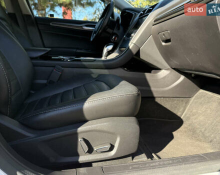 Білий Форд Фьюжен, об'ємом двигуна 2 л та пробігом 137 тис. км за 10999 $, фото 32 на Automoto.ua