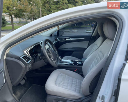 Білий Форд Фьюжен, об'ємом двигуна 2 л та пробігом 169 тис. км за 13000 $, фото 4 на Automoto.ua