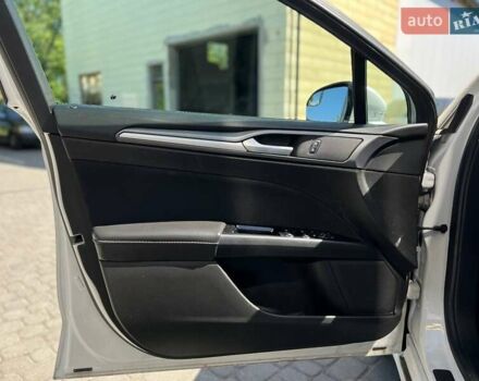 Білий Форд Фьюжен, об'ємом двигуна 2 л та пробігом 75 тис. км за 12900 $, фото 18 на Automoto.ua