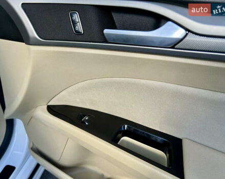 Білий Форд Фьюжен, об'ємом двигуна 2.49 л та пробігом 201 тис. км за 9300 $, фото 35 на Automoto.ua