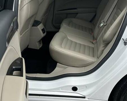 Білий Форд Фьюжен, об'ємом двигуна 2 л та пробігом 126 тис. км за 12000 $, фото 26 на Automoto.ua