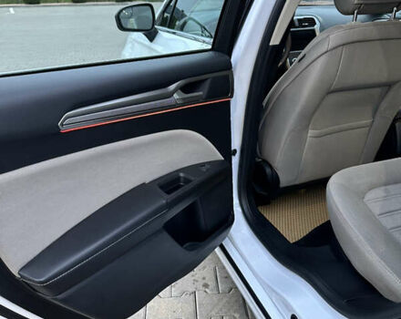 Белый Форд Фьюжн, объемом двигателя 2.49 л и пробегом 130 тыс. км за 12000 $, фото 6 на Automoto.ua